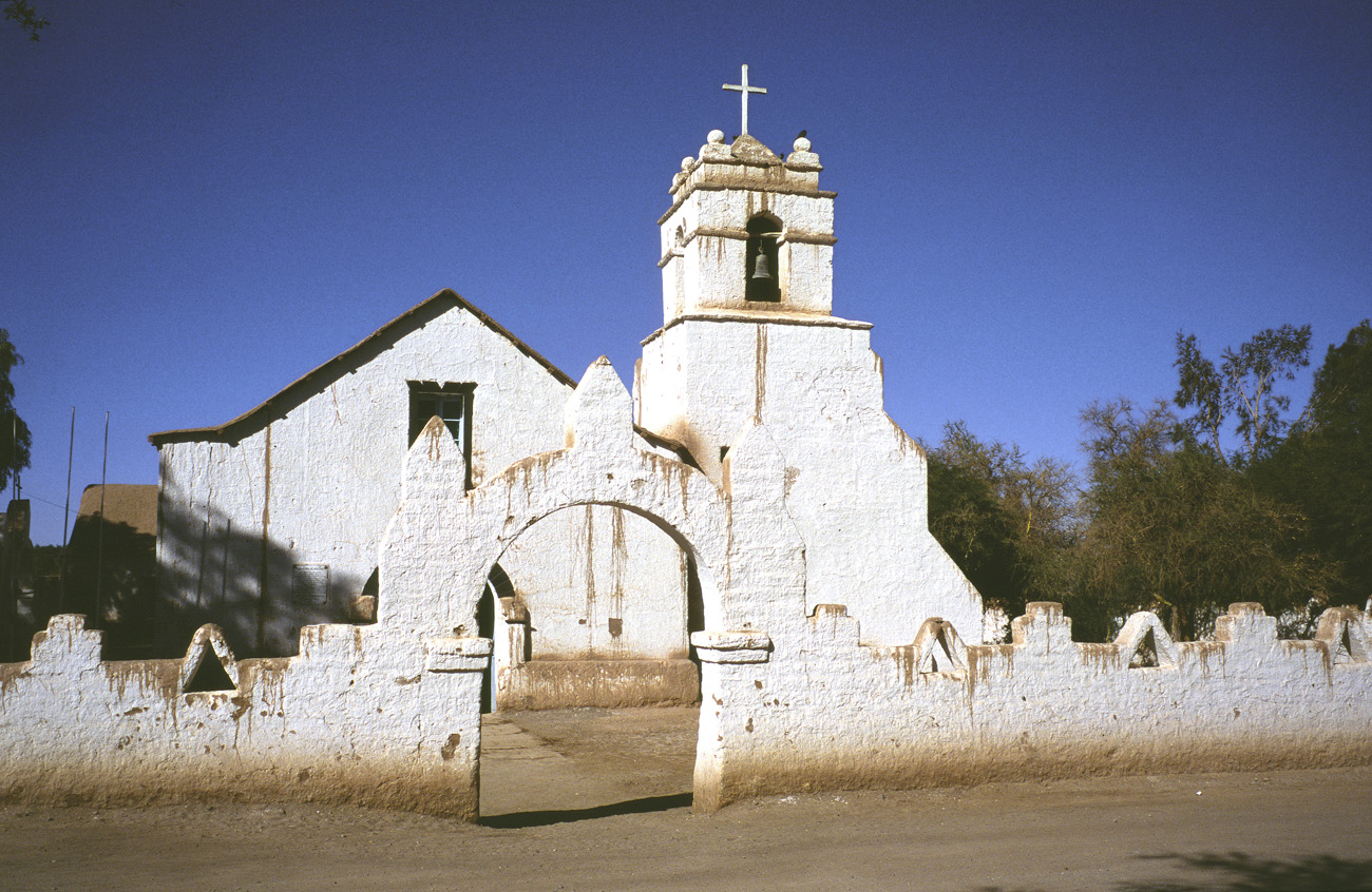 chi_8_01 eglise san pedro.jpg - Atacama San Pedro de Atacama l'église du 16ème siècle, autour de laquelle la ville s'est peu à peu étendue